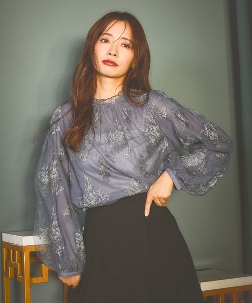 mysty woman（ミスティウーマン）の「フローラルブラウス 581501（シャツ/ブラウス・レディース・グレー/ブルー/モカ/アイボリー・FREE）」の4枚目の写真