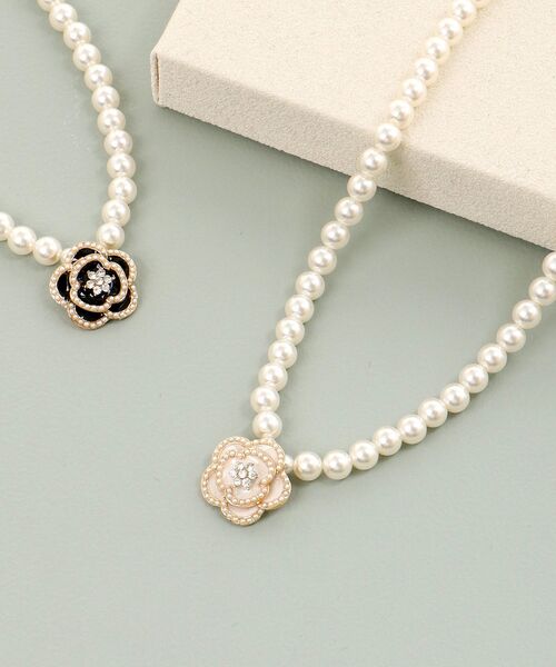 MAJESTIC LEGON（マジェスティックレゴン）の「モチーフパールネックレス（ネックレス・レディース・ブラック/アイボリー・FREE）」の5枚目の写真