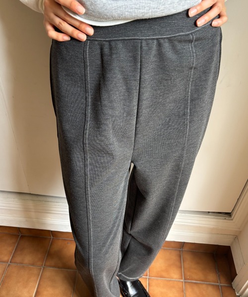 FUULLY STUDIO(フーリィーステューディオ)の「配色ステッチコクーンパンツ(スウェットパンツ・レディース・ブラウン/グレー/チャコールグレー・FREE)」の4枚目の写真