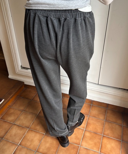 FUULLY STUDIO(フーリィーステューディオ)の「配色ステッチコクーンパンツ(スウェットパンツ・レディース・ブラウン/グレー/チャコールグレー・FREE)」の5枚目の写真