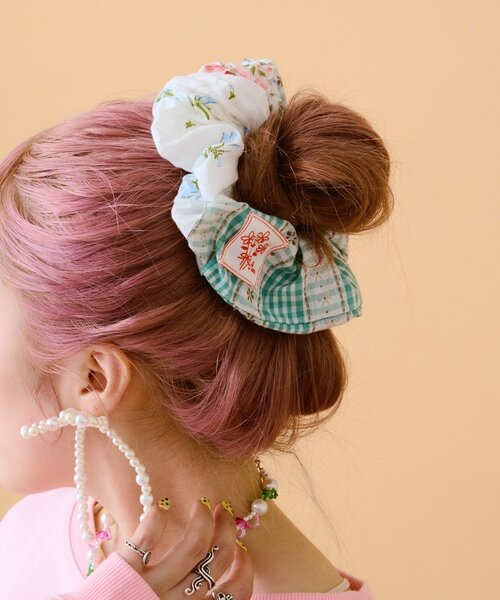 w closet(ダブルクローゼット)の「【あみこ企画】お花パッチワークシュシュ(その他ヘアアクセサリー・レディース・グリーン・FREE)」の1枚目の写真