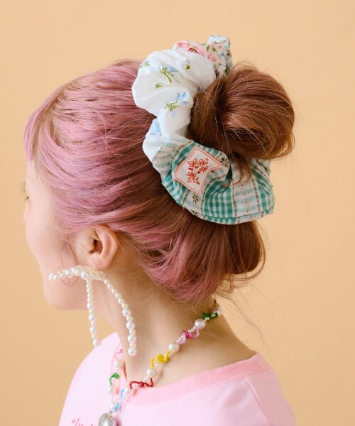 w closet(ダブルクローゼット)の「【あみこ企画】お花パッチワークシュシュ(その他ヘアアクセサリー・レディース・グリーン・FREE)」の2枚目の写真