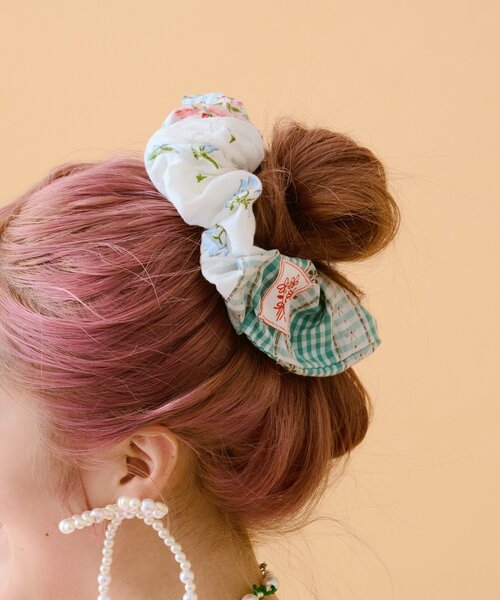 w closet(ダブルクローゼット)の「【あみこ企画】お花パッチワークシュシュ(その他ヘアアクセサリー・レディース・グリーン・FREE)」の3枚目の写真