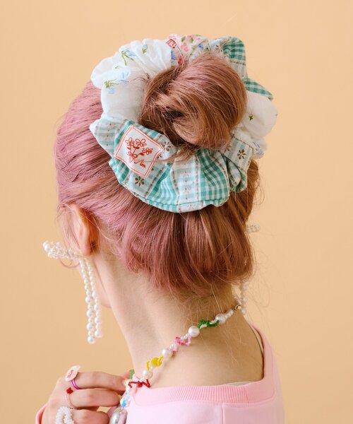 w closet(ダブルクローゼット)の「【あみこ企画】お花パッチワークシュシュ(その他ヘアアクセサリー・レディース・グリーン・FREE)」の4枚目の写真