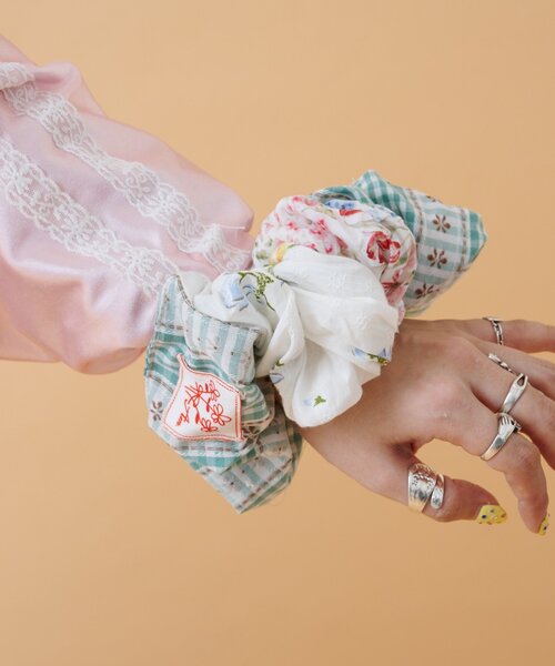 w closet(ダブルクローゼット)の「【あみこ企画】お花パッチワークシュシュ(その他ヘアアクセサリー・レディース・グリーン・FREE)」の6枚目の写真