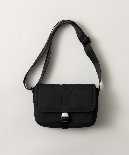 kuros'(クロス)の「【kuros’オリジナル】〈ONLINE限定〉ふかふか塩縮ナイロンミニメッセンジャーバッグ 豊岡産(ショルダーバッグ・レディース・ブラック・FREE)」の5枚目の写真