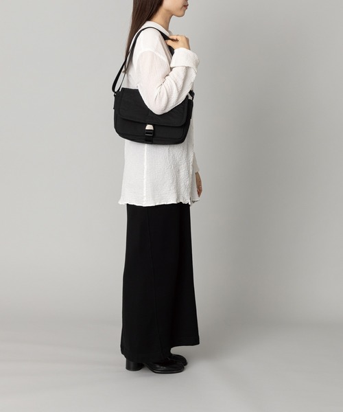 kuros'(クロス)の「【kuros’オリジナル】〈ONLINE限定〉ふかふか塩縮ナイロンミニメッセンジャーバッグ 豊岡産(ショルダーバッグ・レディース・ブラック・FREE)」の4枚目の写真