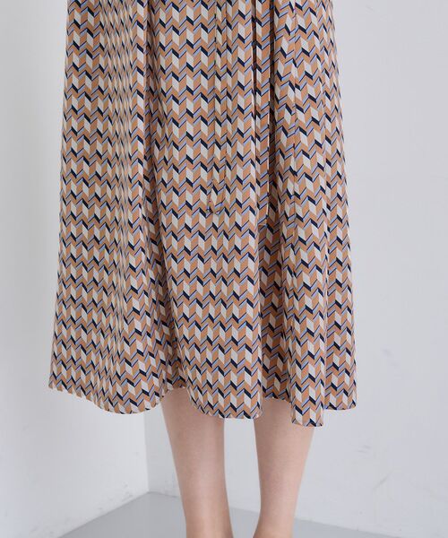 INDIVI（インディヴィ）の「【洗える／オリジナル柄】ジオメプリント フレアワンピース（ワンピース・レディース・キャメル/ブラック系・36/40/15 /13/05/38/19）」の3枚目の写真