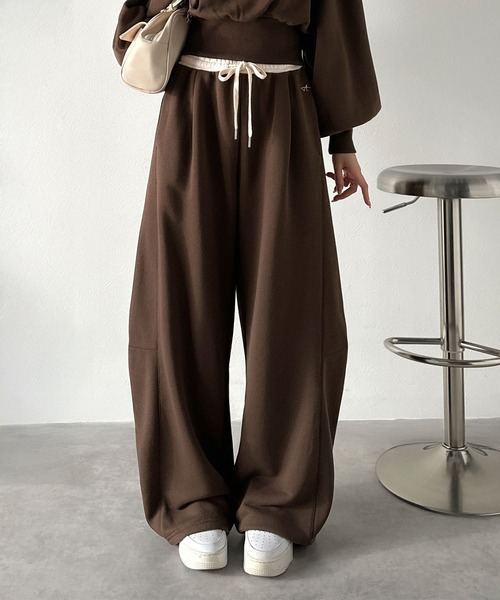 classicalelf（クラシカルエルフ）の「《AYA×クラシカルエルフコラボ》トップスと合わせて空港コーデ完成♪履くだけで“美脚バランス”！配色ウエストで差がつく、裏毛スウェットカーブパンツ（セットアップ可）（スウェットパンツ・レディース・アイボリー/チャコール/ブラウン・X-LARGE/SMALL/MEDIUM/LARGE）」の3枚目の写真