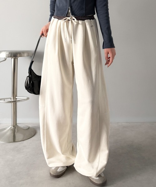 classicalelf（クラシカルエルフ）の「《AYA×クラシカルエルフコラボ》トップスと合わせて空港コーデ完成♪履くだけで“美脚バランス”！配色ウエストで差がつく、裏毛スウェットカーブパンツ（セットアップ可）（スウェットパンツ・レディース・アイボリー/チャコール/ブラウン・X-LARGE/SMALL/MEDIUM/LARGE）」の2枚目の写真