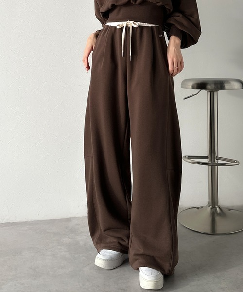 classicalelf（クラシカルエルフ）の「《AYA×クラシカルエルフコラボ》トップスと合わせて空港コーデ完成♪履くだけで“美脚バランス”！配色ウエストで差がつく、裏毛スウェットカーブパンツ（セットアップ可）（スウェットパンツ・レディース・アイボリー/チャコール/ブラウン・X-LARGE/SMALL/MEDIUM/LARGE）」の15枚目の写真