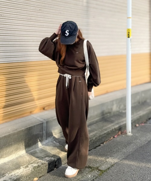 classicalelf（クラシカルエルフ）の「《AYA×クラシカルエルフコラボ》トップスと合わせて空港コーデ完成♪履くだけで“美脚バランス”！配色ウエストで差がつく、裏毛スウェットカーブパンツ（セットアップ可）（スウェットパンツ・レディース・アイボリー/チャコール/ブラウン・X-LARGE/SMALL/MEDIUM/LARGE）」の12枚目の写真
