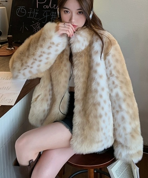 DIAVEL(ディアベル)の「エコファーショートジャケット / 上品バイカラーデザイン / 大人フェミニン(ムートンコート・レディース・ベージュ・M)」の2枚目の写真