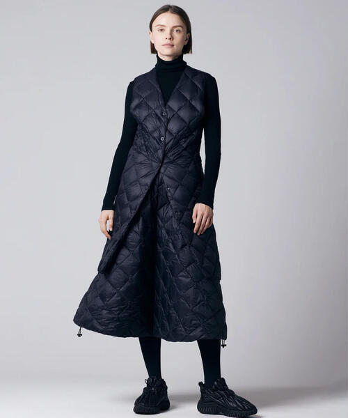 TAION(タイオン)の「TAION/タイオン/“SINGLE SNAP BUTTON" V NECK LONG DOWN GILET(ダウンベスト・レディース・オフホワイト/ブラック・S/M/L)」の11枚目の写真