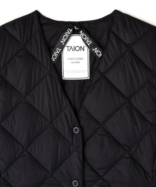 TAION(タイオン)の「TAION/タイオン/“SINGLE SNAP BUTTON" V NECK LONG DOWN GILET(ダウンベスト・レディース・オフホワイト/ブラック・S/M/L)」の15枚目の写真
