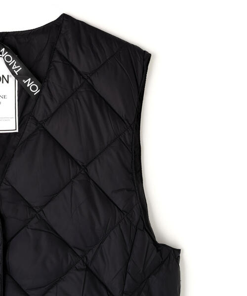 TAION(タイオン)の「TAION/タイオン/“SINGLE SNAP BUTTON" V NECK LONG DOWN GILET(ダウンベスト・レディース・オフホワイト/ブラック・S/M/L)」の16枚目の写真