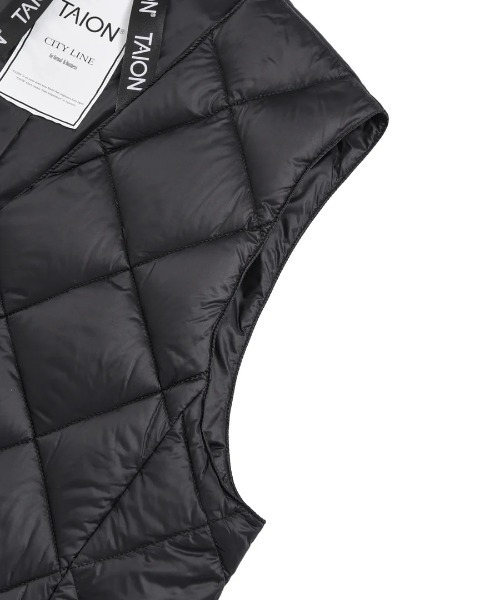 TAION(タイオン)の「TAION/タイオン/“SINGLE SNAP BUTTON" V NECK LONG DOWN GILET(ダウンベスト・レディース・オフホワイト/ブラック・S/M/L)」の8枚目の写真