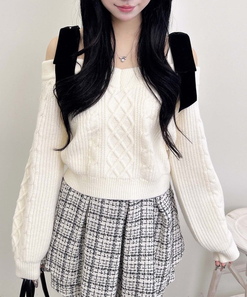 INGNI（イング）の「2Wayベロアリボンオフショルケーブルニット（ニット/セーター・レディース・チャコールグレー/アイボリー/ボルドー/ベージュ・M）」の2枚目の写真