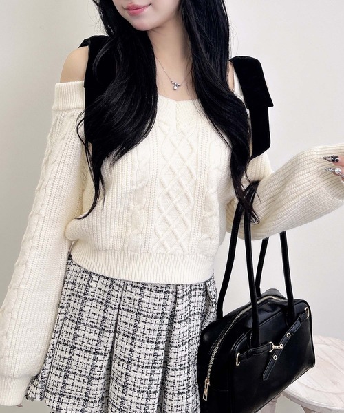 INGNI（イング）の「2Wayベロアリボンオフショルケーブルニット（ニット/セーター・レディース・チャコールグレー/アイボリー/ボルドー/ベージュ・M）」の11枚目の写真