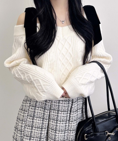 INGNI（イング）の「2Wayベロアリボンオフショルケーブルニット（ニット/セーター・レディース・チャコールグレー/アイボリー/ボルドー/ベージュ・M）」の12枚目の写真