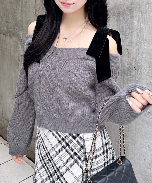 INGNI（イング）の「2Wayベロアリボンオフショルケーブルニット（ニット/セーター・レディース・チャコールグレー/アイボリー/ボルドー/ベージュ・M）」の17枚目の写真