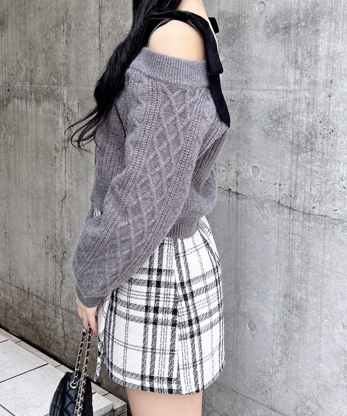 INGNI（イング）の「2Wayベロアリボンオフショルケーブルニット（ニット/セーター・レディース・チャコールグレー/アイボリー/ボルドー/ベージュ・M）」の19枚目の写真