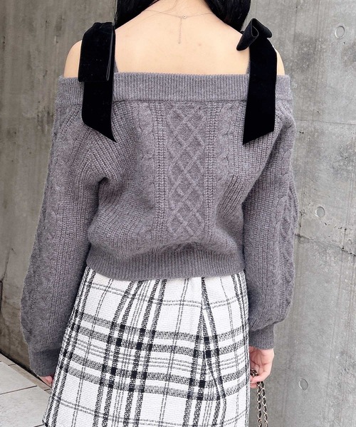 INGNI（イング）の「2Wayベロアリボンオフショルケーブルニット（ニット/セーター・レディース・チャコールグレー/アイボリー/ボルドー/ベージュ・M）」の20枚目の写真