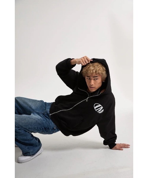 CREO STORE(クレオストア)の「【IAMU】Zip Up Hoodie スターモチーフ ジップアップパーカー(ユニセックス)(パーカー・レディース・ブラック・FREE)」の2枚目の写真