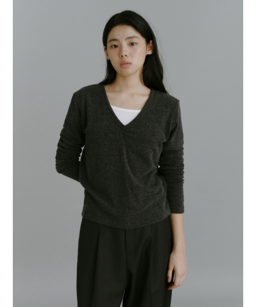 Yuje（ユジェ）の「SHIRRING V NECK TOP (3color,2size)（Tシャツ/カットソー・レディース・チャコールグレー/ダークブラウン/アイボリー・SMALL/MEDIUM）」の4枚目の写真