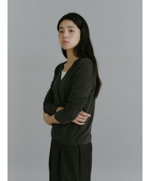 Yuje（ユジェ）の「SHIRRING V NECK TOP (3color,2size)（Tシャツ/カットソー・レディース・チャコールグレー/ダークブラウン/アイボリー・SMALL/MEDIUM）」の5枚目の写真