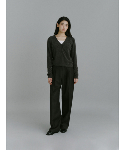 Yuje（ユジェ）の「SHIRRING V NECK TOP (3color,2size)（Tシャツ/カットソー・レディース・チャコールグレー/ダークブラウン/アイボリー・SMALL/MEDIUM）」の6枚目の写真