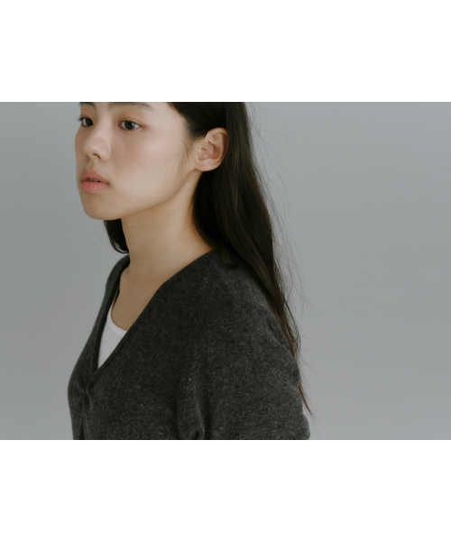 Yuje（ユジェ）の「SHIRRING V NECK TOP (3color,2size)（Tシャツ/カットソー・レディース・チャコールグレー/ダークブラウン/アイボリー・SMALL/MEDIUM）」の8枚目の写真