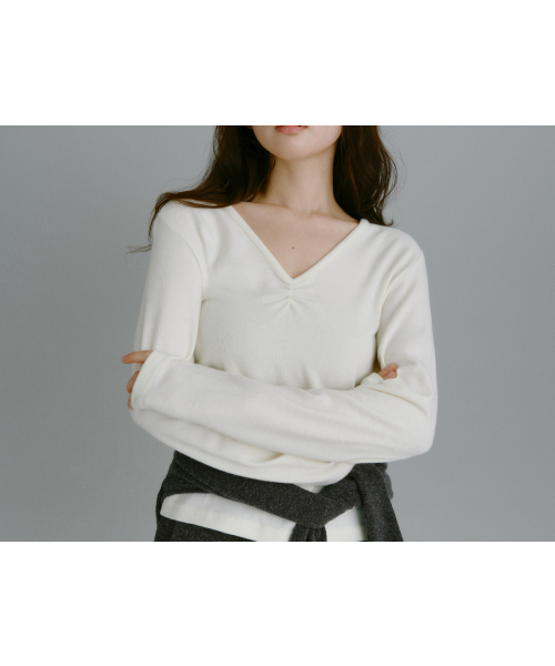 Yuje（ユジェ）の「SHIRRING V NECK TOP (3color,2size)（Tシャツ/カットソー・レディース・チャコールグレー/ダークブラウン/アイボリー・SMALL/MEDIUM）」の11枚目の写真