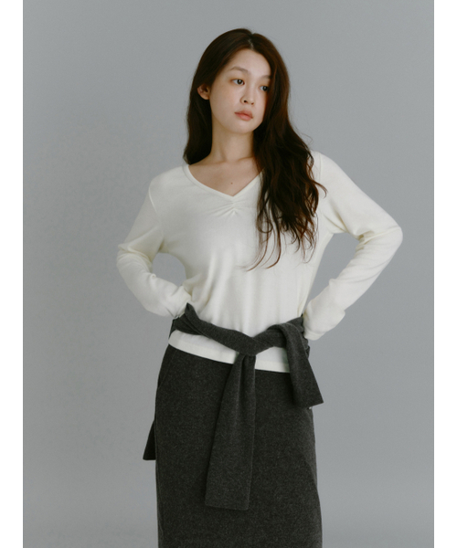 Yuje（ユジェ）の「SHIRRING V NECK TOP (3color,2size)（Tシャツ/カットソー・レディース・チャコールグレー/ダークブラウン/アイボリー・SMALL/MEDIUM）」の12枚目の写真