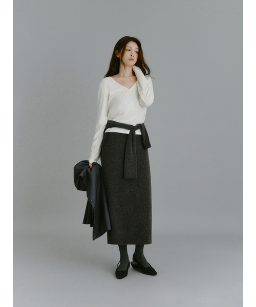 Yuje（ユジェ）の「SHIRRING V NECK TOP (3color,2size)（Tシャツ/カットソー・レディース・チャコールグレー/ダークブラウン/アイボリー・SMALL/MEDIUM）」の13枚目の写真