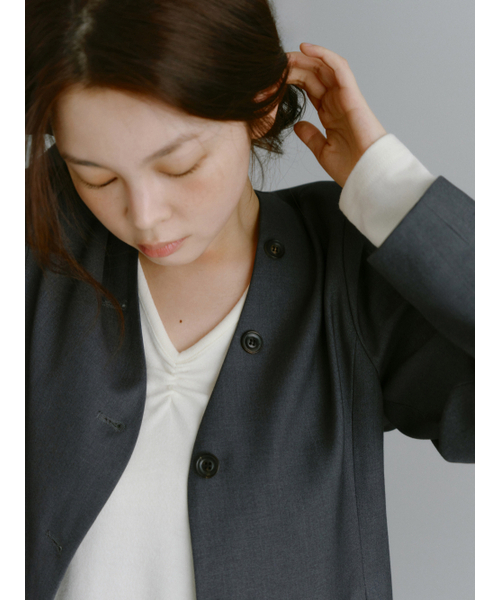 Yuje（ユジェ）の「SHIRRING V NECK TOP (3color,2size)（Tシャツ/カットソー・レディース・チャコールグレー/ダークブラウン/アイボリー・SMALL/MEDIUM）」の16枚目の写真