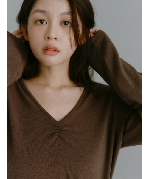 Yuje（ユジェ）の「SHIRRING V NECK TOP (3color,2size)（Tシャツ/カットソー・レディース・チャコールグレー/ダークブラウン/アイボリー・SMALL/MEDIUM）」の21枚目の写真