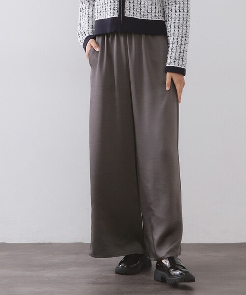 OPAQUE.CLIP(オペークドットクリップ)の「サテンイージーワイドパンツ【洗濯機OK】(その他パンツ・レディース・アイボリー/チャコールグレー・42/40/38)」の2枚目の写真