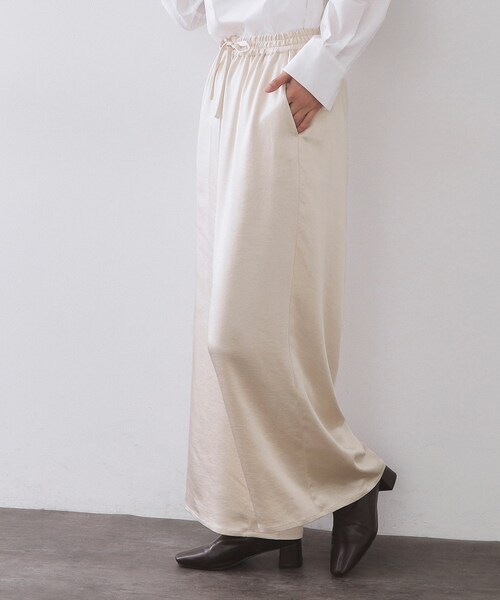 OPAQUE.CLIP(オペークドットクリップ)の「サテンイージーワイドパンツ【洗濯機OK】(その他パンツ・レディース・アイボリー/チャコールグレー・42/40/38)」の3枚目の写真