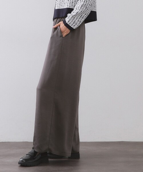 OPAQUE.CLIP(オペークドットクリップ)の「サテンイージーワイドパンツ【洗濯機OK】(その他パンツ・レディース・アイボリー/チャコールグレー・42/40/38)」の7枚目の写真