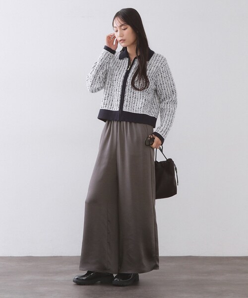 OPAQUE.CLIP(オペークドットクリップ)の「サテンイージーワイドパンツ【洗濯機OK】(その他パンツ・レディース・アイボリー/チャコールグレー・42/40/38)」の8枚目の写真