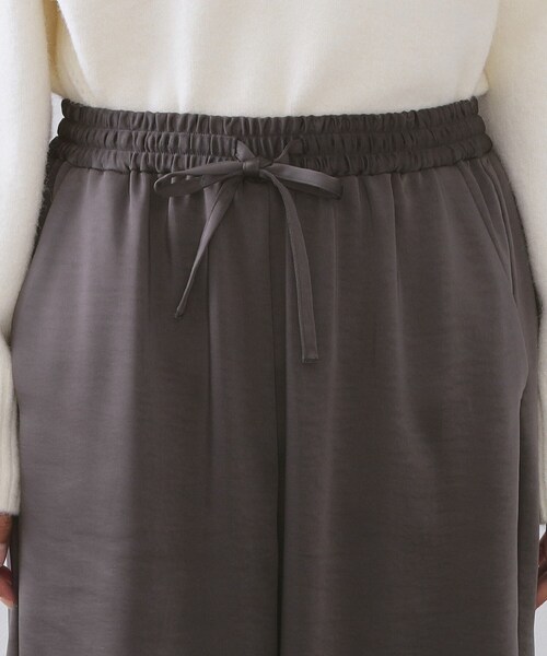 OPAQUE.CLIP(オペークドットクリップ)の「サテンイージーワイドパンツ【洗濯機OK】(その他パンツ・レディース・アイボリー/チャコールグレー・42/40/38)」の14枚目の写真