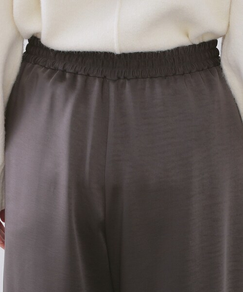 OPAQUE.CLIP(オペークドットクリップ)の「サテンイージーワイドパンツ【洗濯機OK】(その他パンツ・レディース・アイボリー/チャコールグレー・42/40/38)」の15枚目の写真