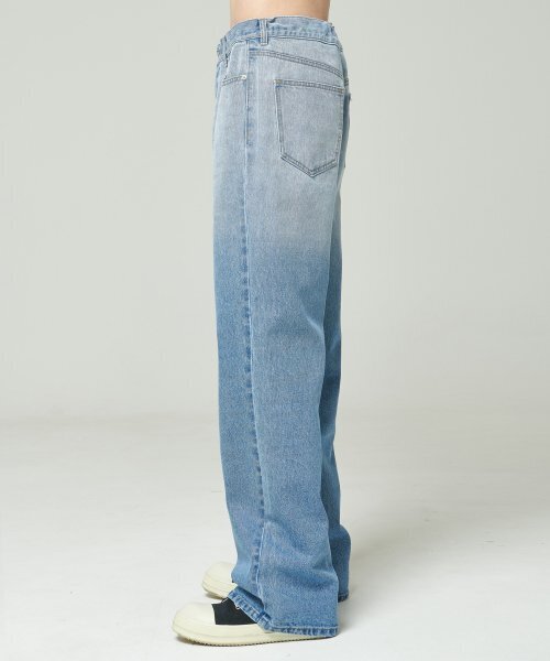 ATTENTIONROW（アテンションロー）の「グラデーションワイドデニムパンツ(ブルー)（デニムパンツ・メンズ・その他・2）」の2枚目の写真