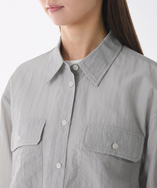 MUSINSA STANDARD WOMAN（ムシンサスタンダードウーマン）の「ウィメンズリラックスドダブルポケットシアークリンケルシャツ[アッシュグレー]（シャツ/ブラウス・レディース・その他・SMALL/MEDIUM/LARGE/X-SMALL）」の4枚目の写真
