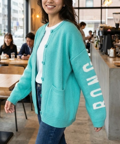 BILLABONG(ビラボン)の「【BILLABONG/ビラボン】LOGO JACQUARD SWEATER/ジャガード織り カーディガン 袖プリント ロゴ(カーディガン/ボレロ・レディース・ブラック/ブルー・MEDIUM)」の2枚目の写真