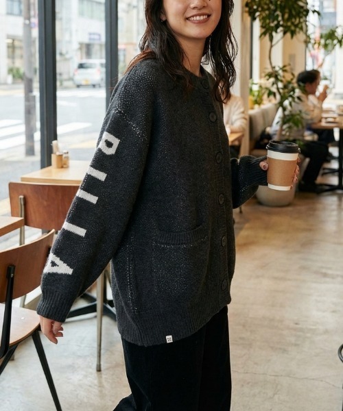 BILLABONG(ビラボン)の「【BILLABONG/ビラボン】LOGO JACQUARD SWEATER/ジャガード織り カーディガン 袖プリント ロゴ(カーディガン/ボレロ・レディース・ブラック/ブルー・MEDIUM)」の1枚目の写真