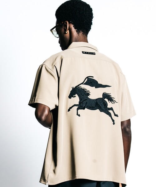 CRIMIE(クライミー)の「TAILORED MUSTANG EMBROIDERY S/S SHIRT _ EASY CARE(シャツ/ブラウス・メンズ・ベージュ/ライトグレー・XXL/XL/L/M)」の2枚目の写真