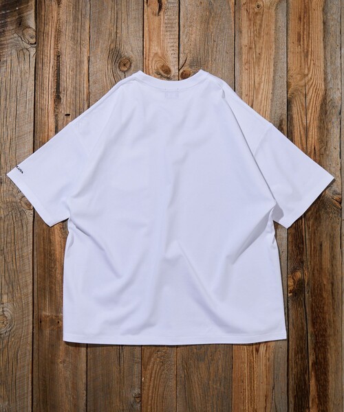 FREAK'S STORE(フリークスストア)の「限定展開 KAVU×FREAK'S STORE カブー 別注 STORATECH ワンポイント刺繍 クルーネック ポケットTシャツ(Tシャツ/カットソー・メンズ・ホワイト/ブラック/ホワイト系その他/グレイッシュベージュ/ネイビー/ブラック系その他・LARGE/MEDIUM/SMALL)」の14枚目の写真