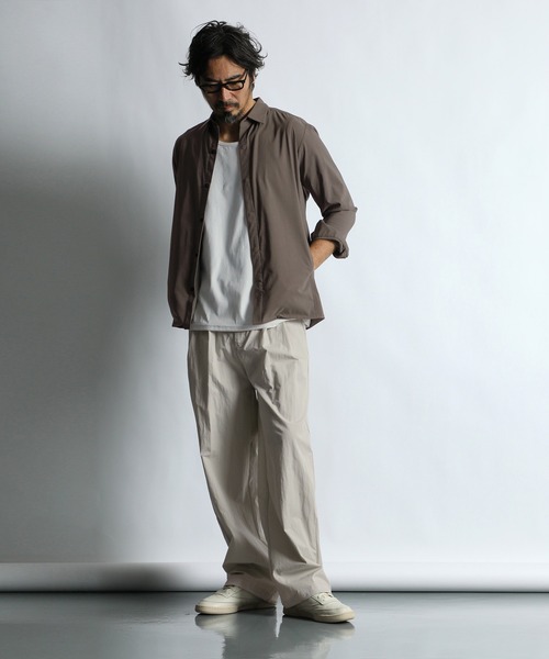 The DUFFER of ST.GEORGE(ザダファーオブセントジョージ)の「COTTON/NYLON WEATHER IN-TUCK WIDE EASY PANTS:コットンナイロン ワイドイージーパンツ / 2タックパンツ(その他パンツ・メンズ・アイボリー/グレイッシュベージュ・LARGE/MEDIUM/SMALL/X-LARGE)」の4枚目の写真